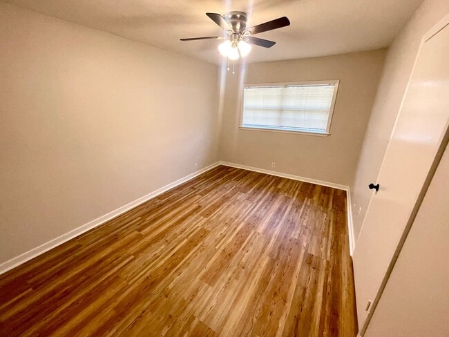 Building Photo - 1 Bedroom/1 Bath Duplex Unit Available for Rent in Brandon!