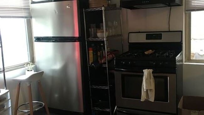 Building Photo - 821 N Hermitage Ave