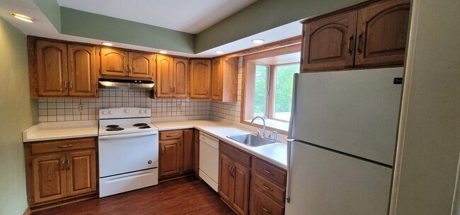 Building Photo - Duluth MN 5-bedroom - 2-bath - single fami...
