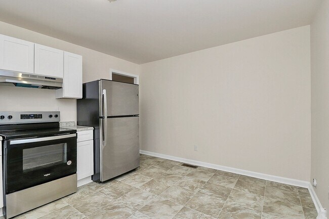 Building Photo - Updated 3 Bedroom Home with Modern Finishes