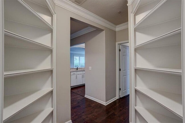 Building Photo - 1850 Cotillion Dr