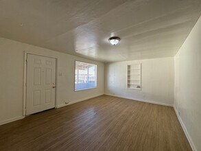 Building Photo - 209 Warren Ave