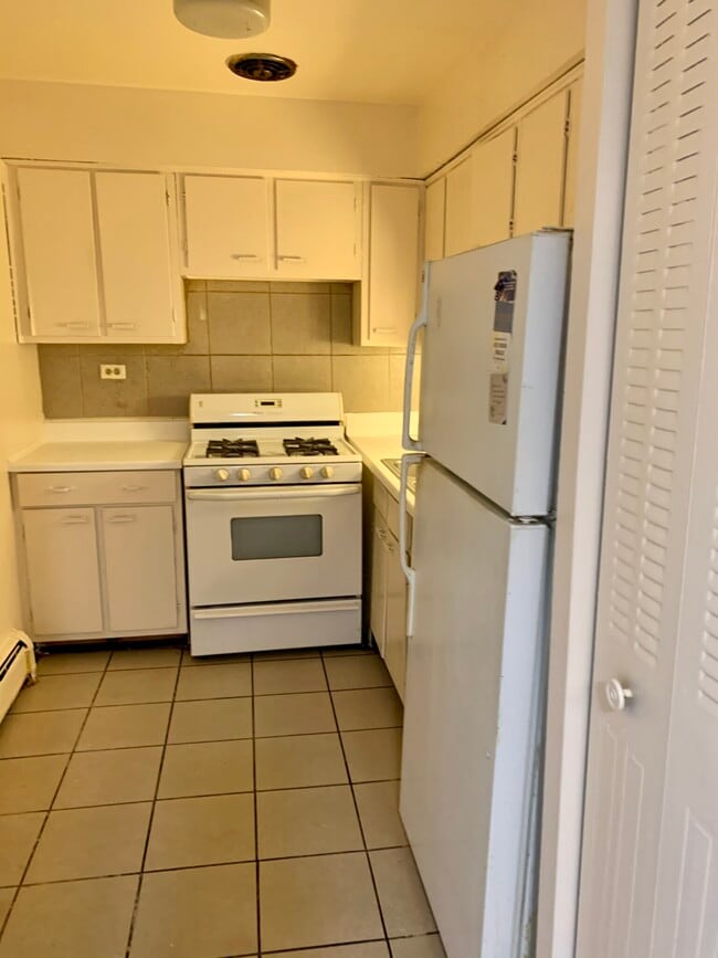 Kitchen - 1533 W Jarvis Ave