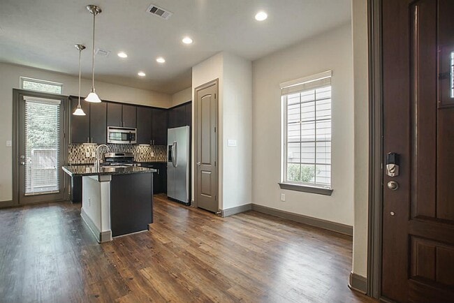 Building Photo - 103 Aventura Pl
