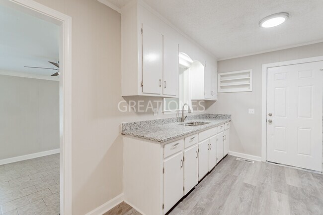 Building Photo - 912 Delta Dr