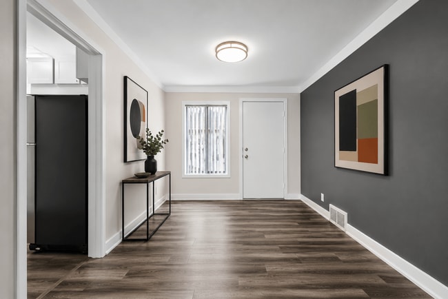 Building Photo - Oak Park Manor Apartments & Townhomes