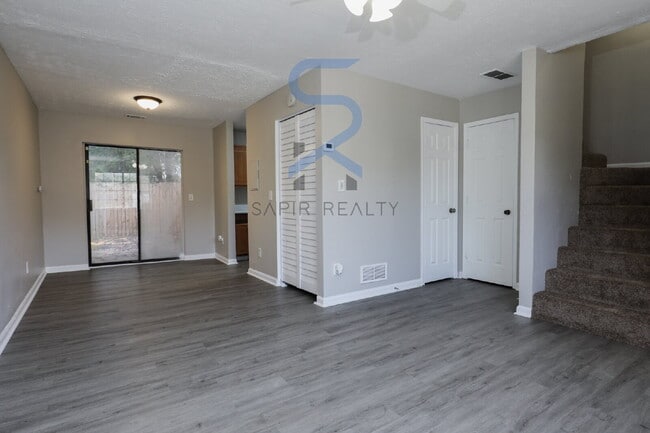 Building Photo - Move in before October 31st and get a $250...