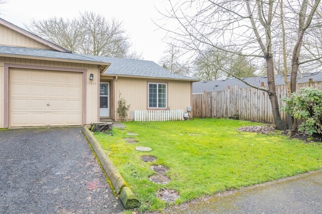 Building Photo - Conveniently Located 2 Bed 2 Bath Duplex w...