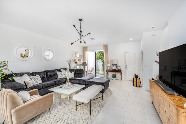 Large open floor plan living room - 423 NW 17th St