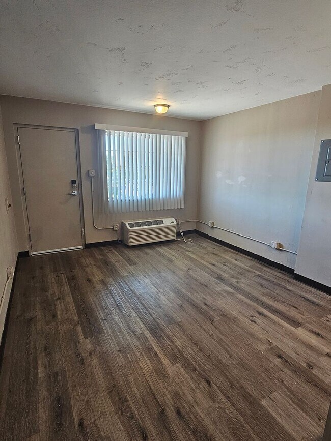 Building Photo - Remodeled Studio Apartments Near Memorial ...