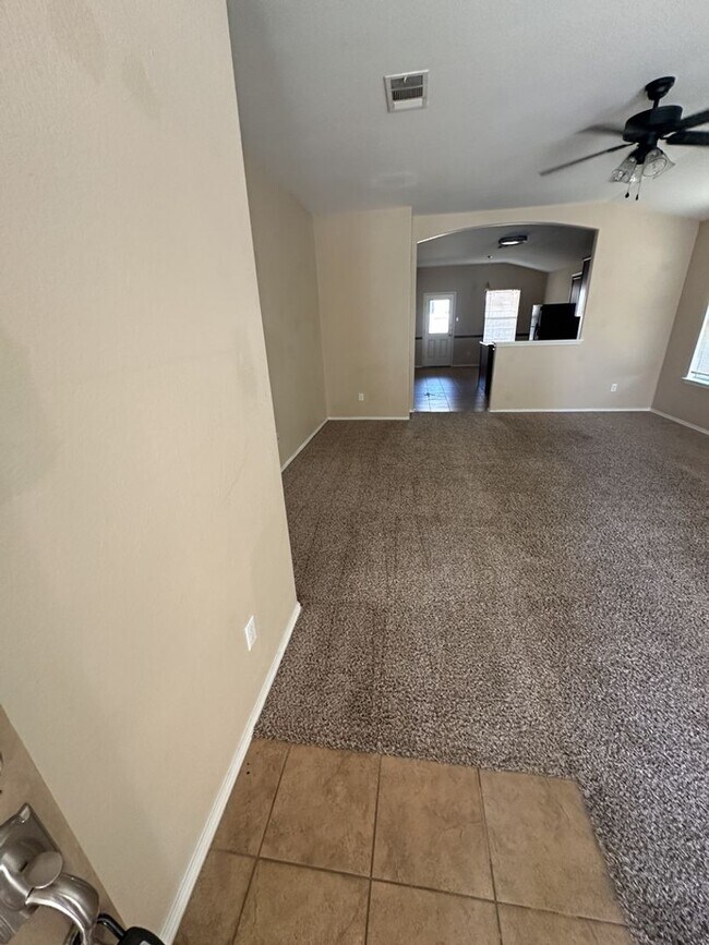 Foto del edificio - AVAILABLE NOW!