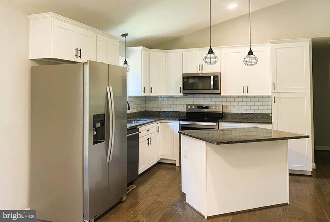 Foto del edificio - 64 Hemlock Ln