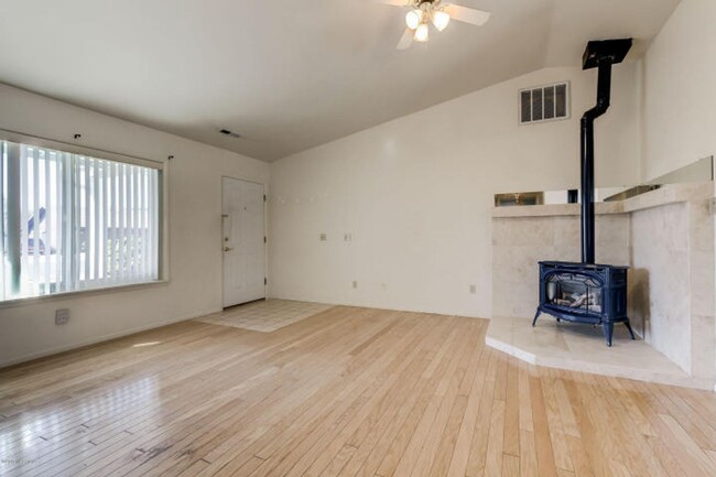 Building Photo - 4 Bed, 2 Bath in CHESHIRE!! Amazing Peak V...