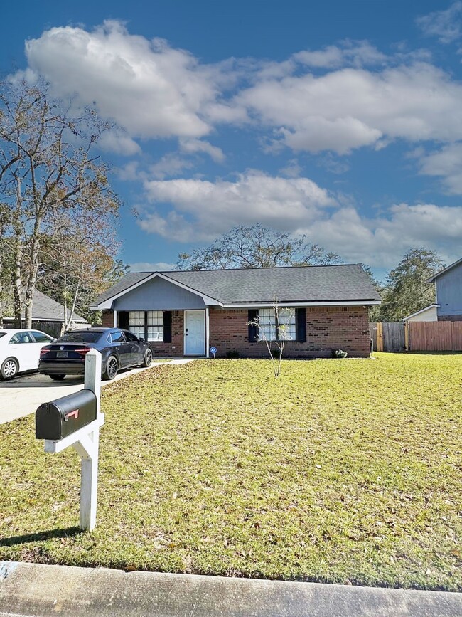 Building Photo - 1526 Woodcrest Cir