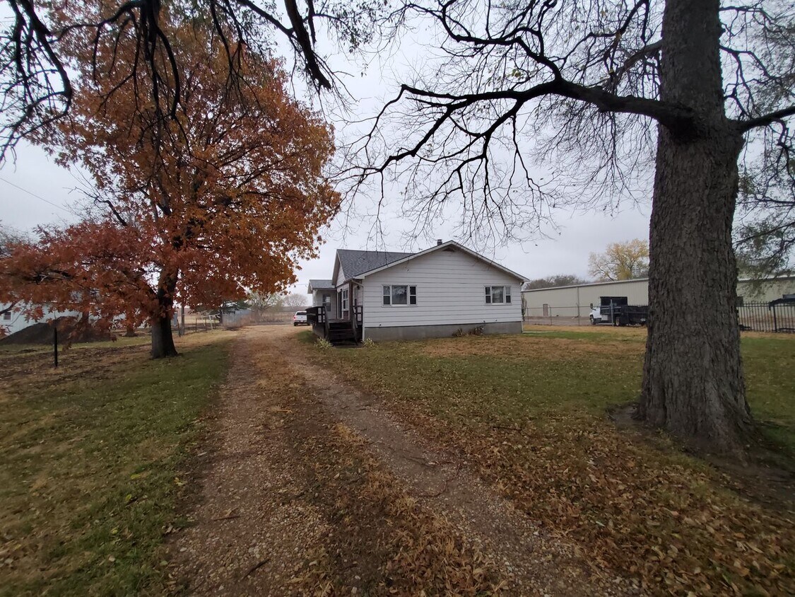 Country setting close to city! NO showing... - Country setting close to city!  NO showing...