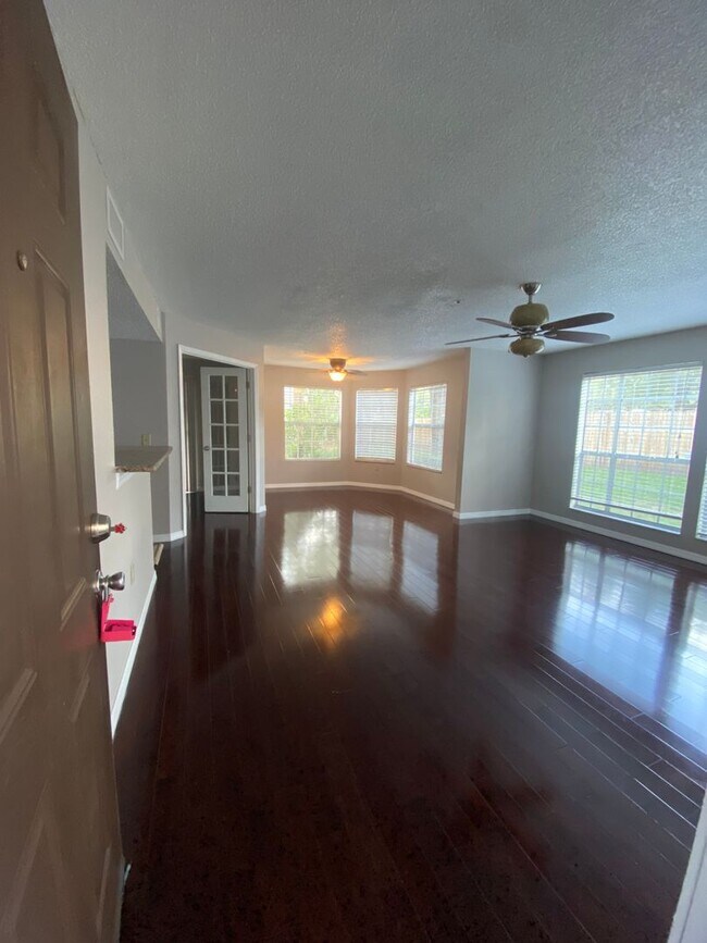 Foto del edificio - 685 Youngstown Pkwy