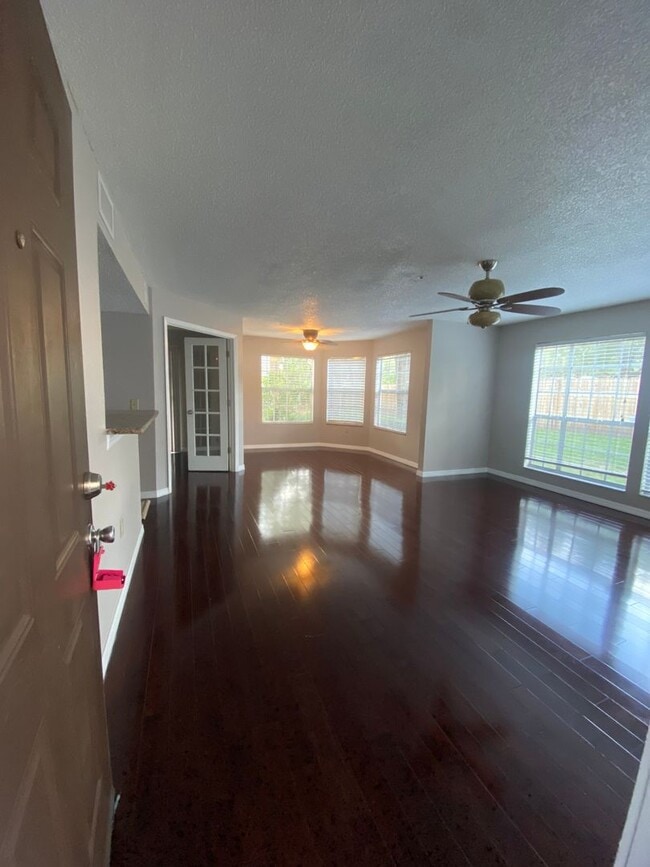 Building Photo - Gorgeous 3 bedroom 2 bath Will Not Last ( FIRST FLOOR ) - Hidden Springs Condominiums