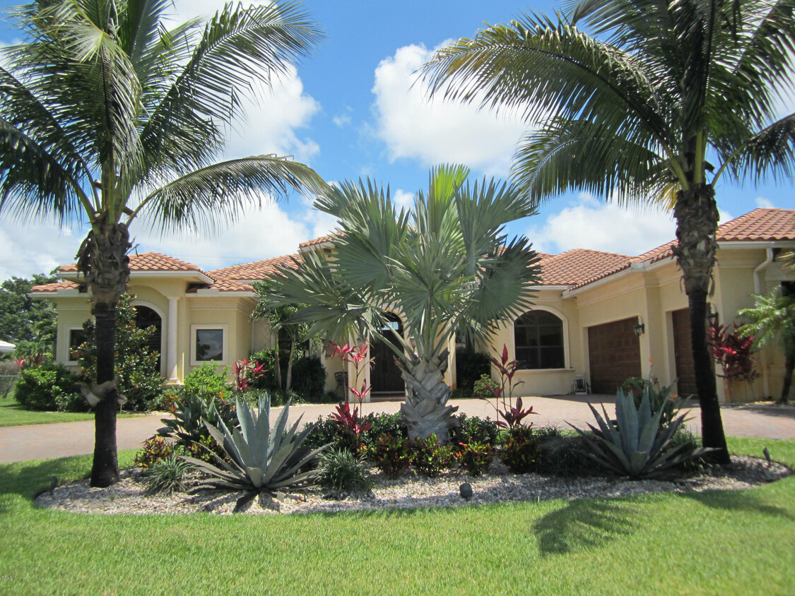 Primary Photo - 460 N Country Club Dr
