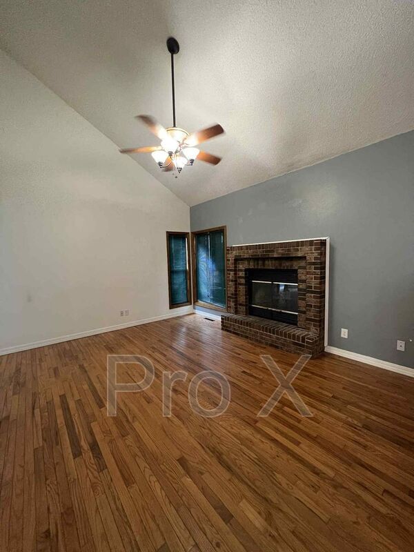 Foto del edificio - 2511 Village Ct