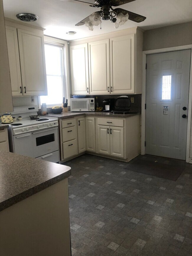 Foto del edificio - 1912 Roblyn Ave