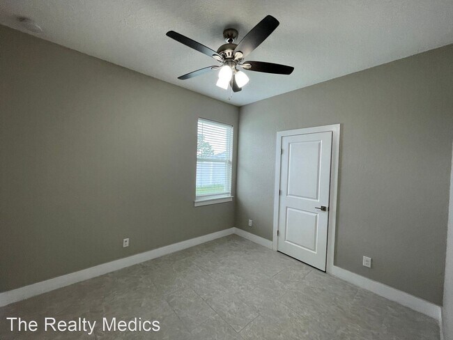 Building Photo - 4 br, 2 bath House - 279 Elm Ct