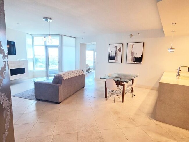 Foto del edificio - Furnished Condo on Tempe Town Lake 6-12 mo...