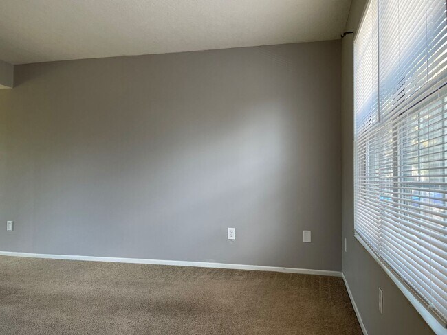 Building Photo - 5098 Stoneybrook Blvd