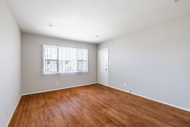 Building Photo - 4777 San Vicente Blvd