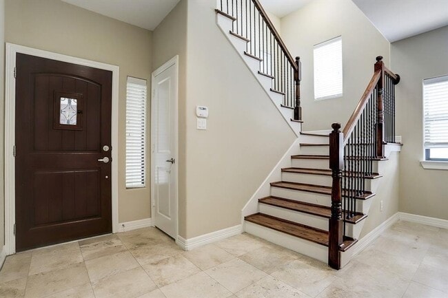 Building Photo - Gorgeous Contemporary Three Bedroom!