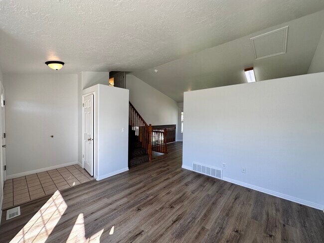 Building Photo - 1052 N 2575 W