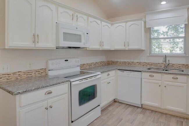 Foto del edificio - 402 Hickory Tree Dr