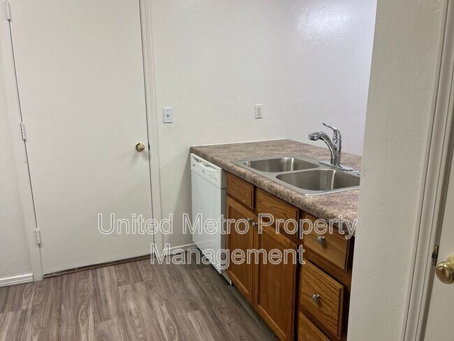 Foto del edificio - 8372 E Lakeshore Dr