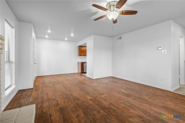 Foto del edificio - 8406 Lyndon Ln