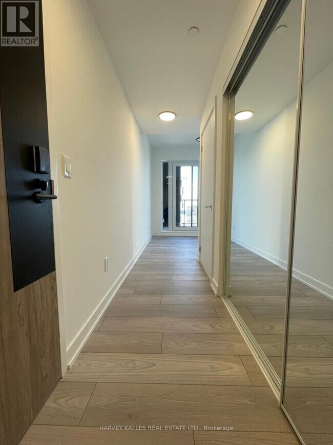 Building Photo - 1007 The Queensway