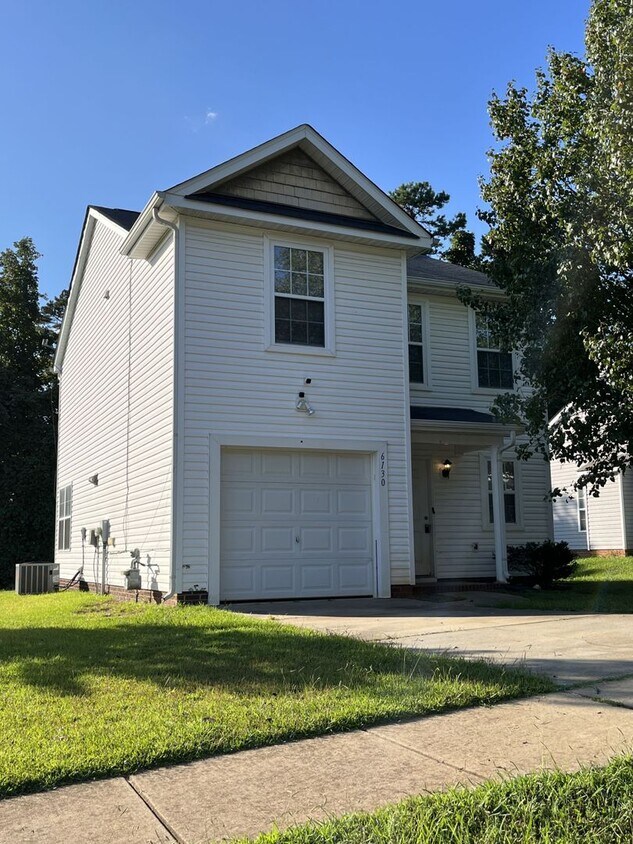 Foto principal - Refreshed 3 Bedroom House in NW Charlotte