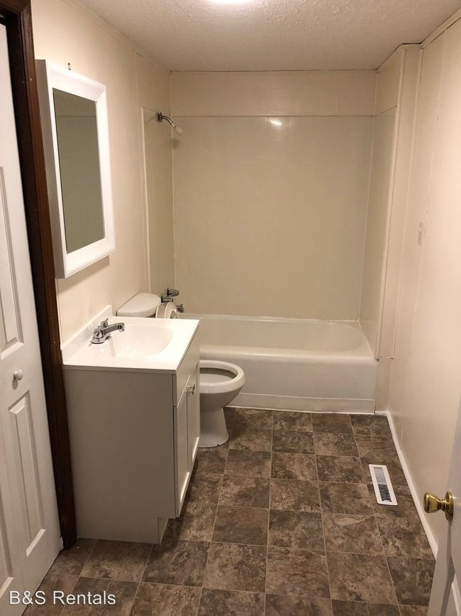 Building Photo - 1 br, 1 bath House - 645 Ferry Rd