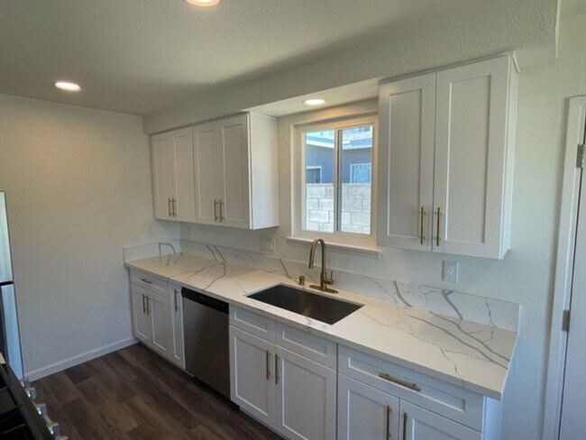 Building Photo - HOME FOR THE HOLIDAYS!!!  READY FOR IMMEDI...