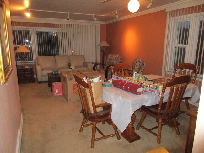 Building Photo - 8037 N Oriole Ave