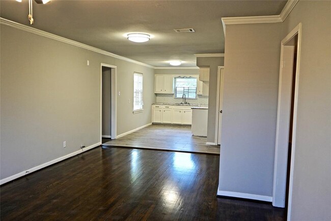 Building Photo - 2822 Almeda Plaza Dr