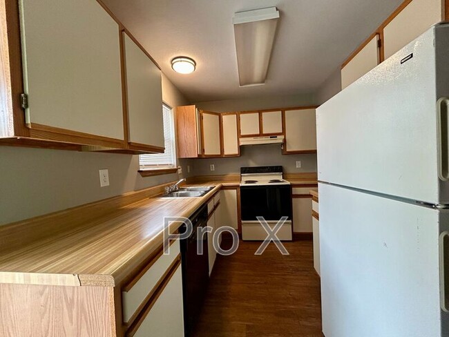 Building Photo - 1450 E Sequoyah Ct