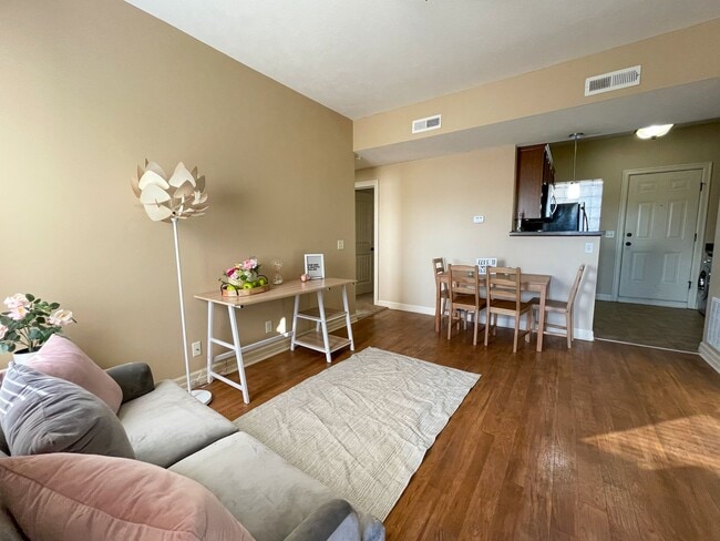 Building Photo - The Melrose