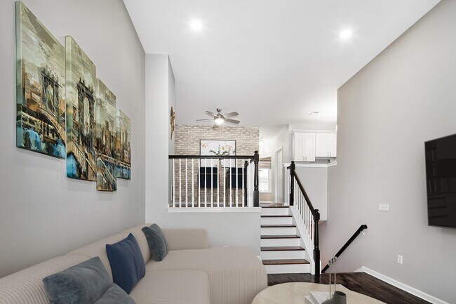Foto del edificio - 276 Roslyn Ct