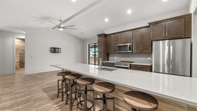 Foto del edificio - 8720 Cypress Lake Dr
