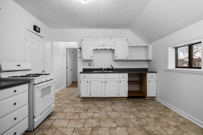 Building Photo - 404 2nd St