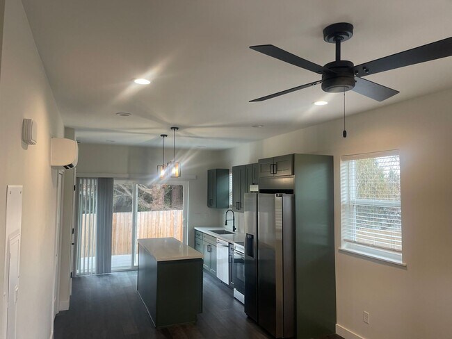 Foto del edificio - Brand new 2 bed/2 bath, central a/c, dishwasher, washer & dryer, deck & patio!