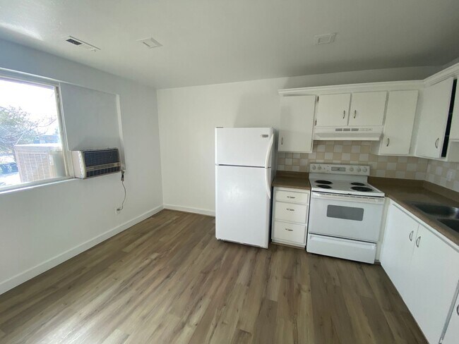 Building Photo - 2517 S Lakecrest Dr