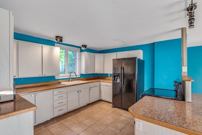 Kitchen - 179 Pleasant St