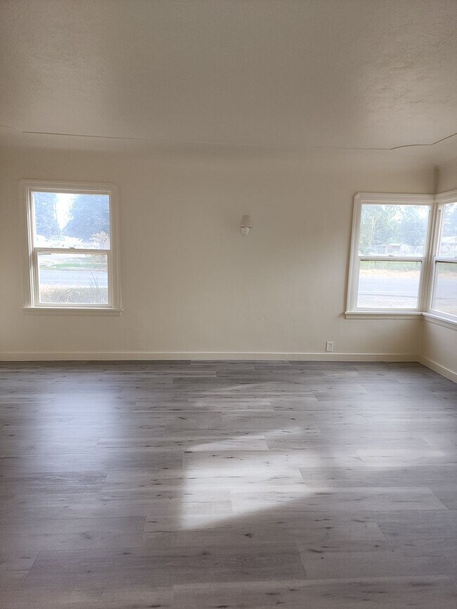 Foto del edificio - Country Home Between Empire and Waterford-  3 Bedroom 1 Bathroom With Central Heat And Air