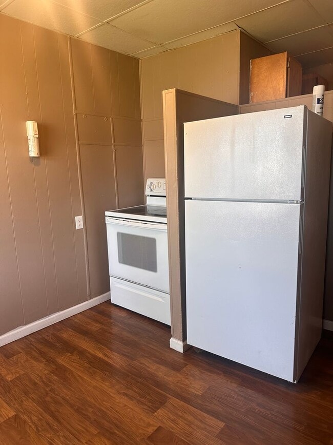 Building Photo - 3 bedroom, 1 bathroom Triplex: Martinsville