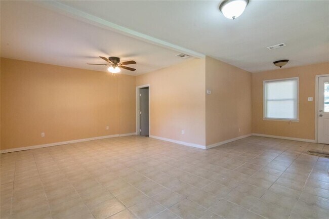 Building Photo - 2515 Greenhurst Dr